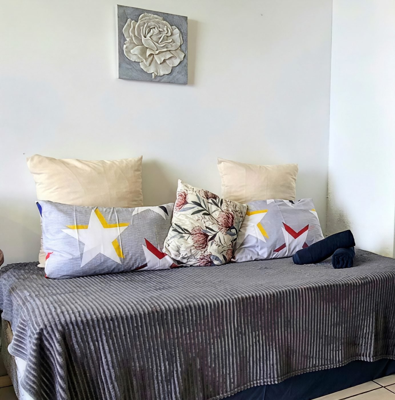 Piece of Paradise — pull-out trundle beds in the lounge for guests 3 & 4