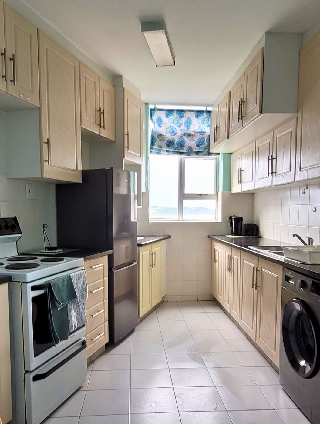 Smile & Wave — kitchen with sea view