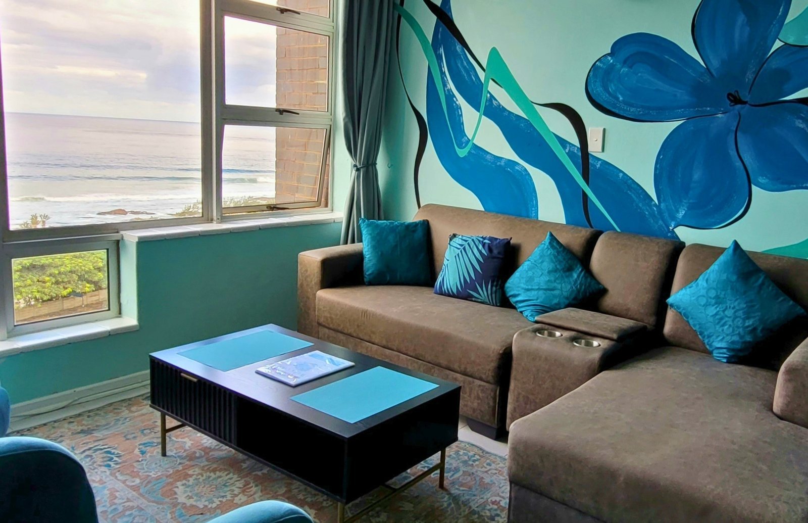 Smile & Wave — open lounge with sea-view windows