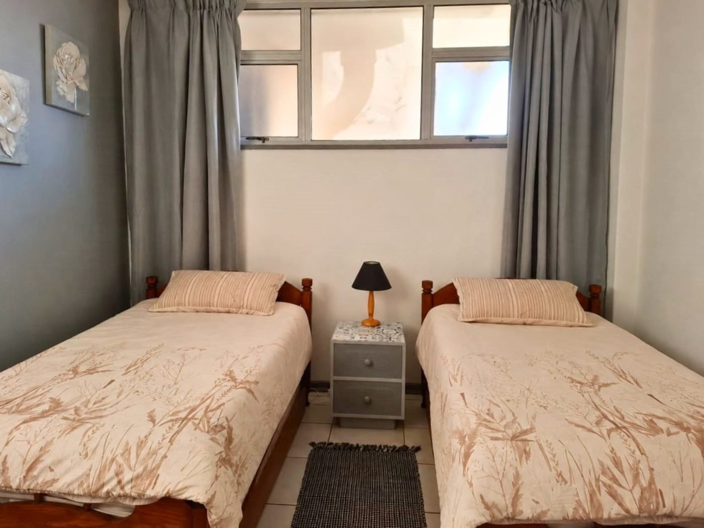 Topdeck Haven — second bedroom with twin beds